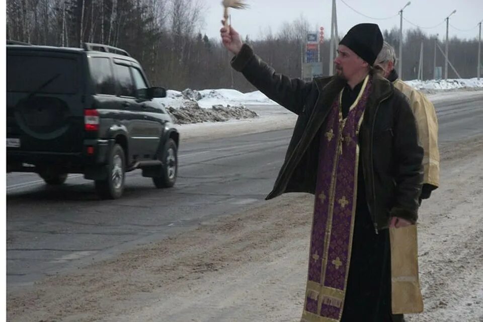 крещение в лаишево. поп освящает машину. батбшка осветил машину. крещение машины. крещение машины.