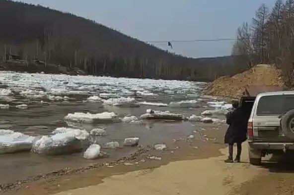 Мы перебрались через реку по зыбкому. Ледоход на реке. Река Гилюй Амурская область. Дороги в поселке. Ледоход на реке видео.