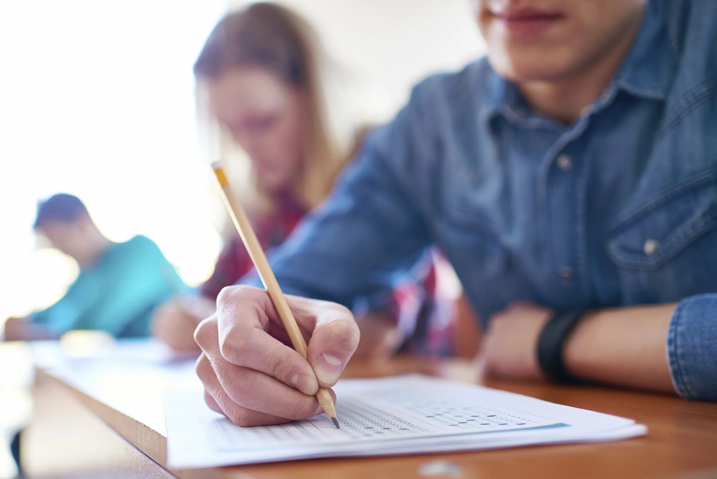 Exams pictures. Письменный экзамен. Экзамен фотосток. Студент пишет. Пишущий студент.