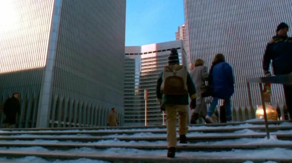 Один дома 2 башни близнецы. "один дома" (1990) кадры башни близнецы. Башни близнецы в фильме один дома. Один дома 2 башни близнецы. Башни близнецы в фильме один дома.