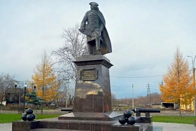 Татищев пермь. Памятник татищеву (пермь) памятники перми. татищев памятник в перми. достопримечательности перми татищев.
