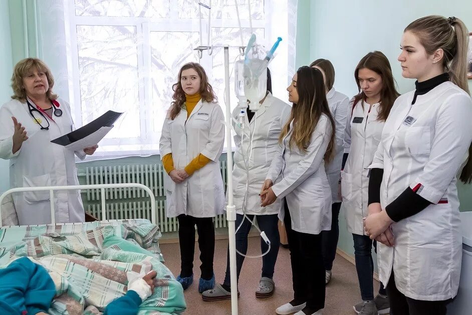 Больница 3 медицинского университета. Студенты медики в больнице. Студенты на практике в больнице. Практика в медицинском колледже. Студенты мед колледжа на практике.