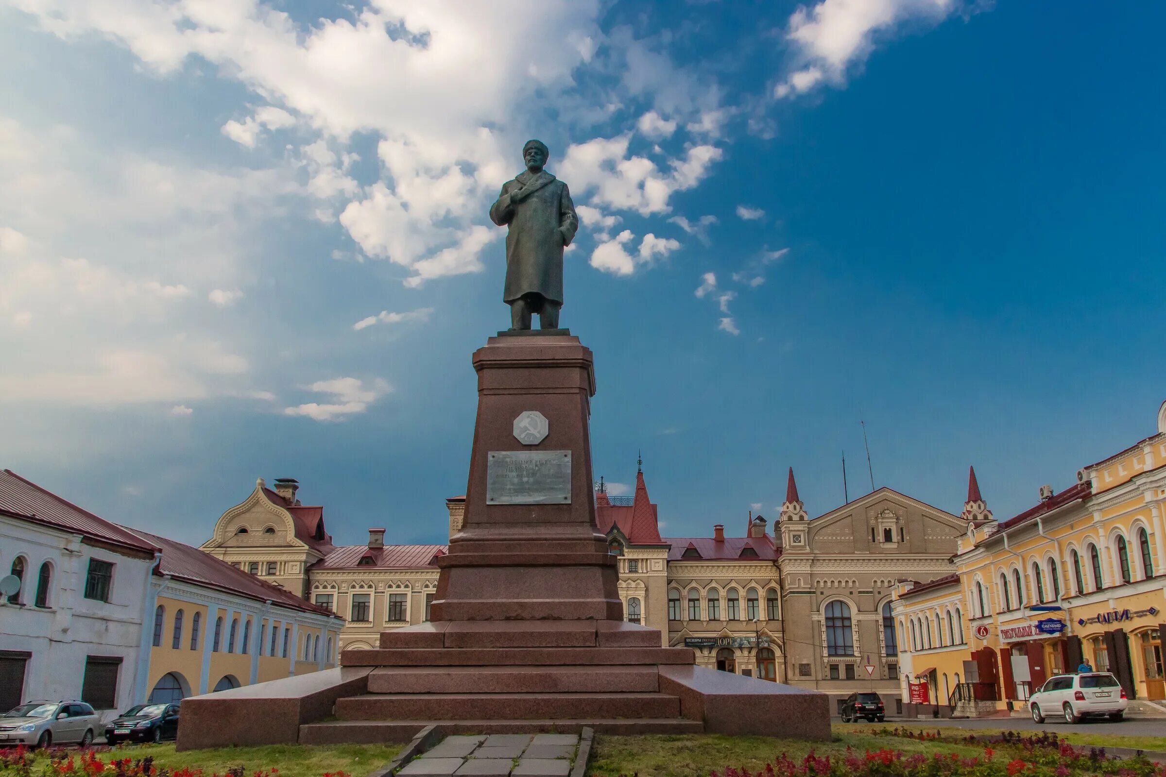 Площадь рыбинского. Красная площадь Рыбинск. Памятник на красной площади в Рыбинске. Памятник Владимиру Ильичу Ленину Рыбинск. Красная площадь Рыбинск фото.