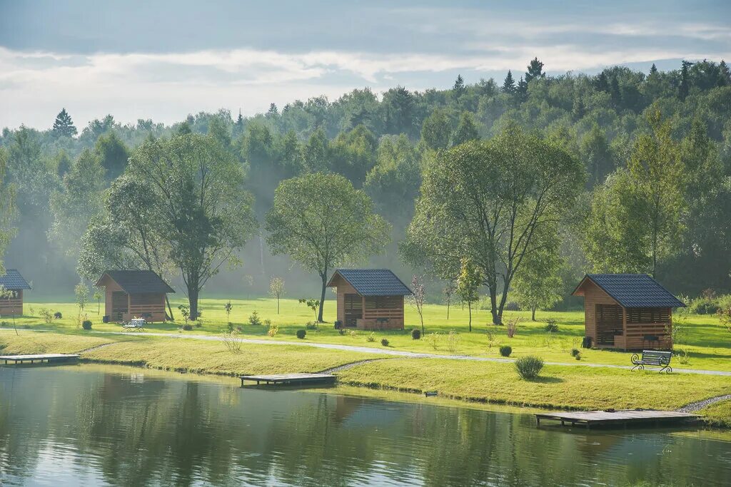 рыболовная усадьба золотые караси деревня огуднево. золотые караси в огуднево. усадьба огуднево. деревня огуднево щелковский район. золотые караси отдых.