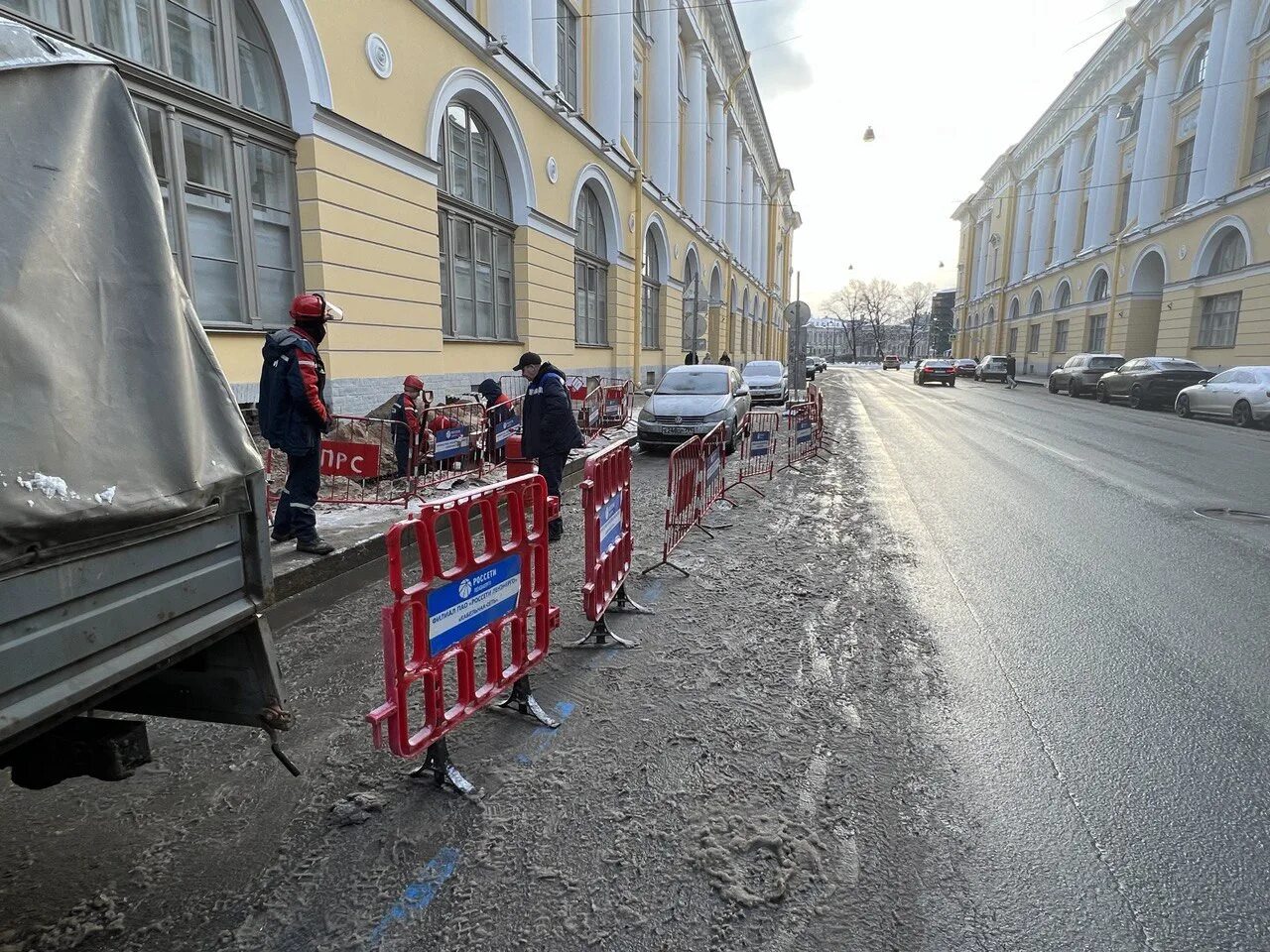 Новости спб сайты. Тротуар Питер. Пешеход на тротуаре. Ремонт тротуаров. Санкт-Петербург реконструкция.