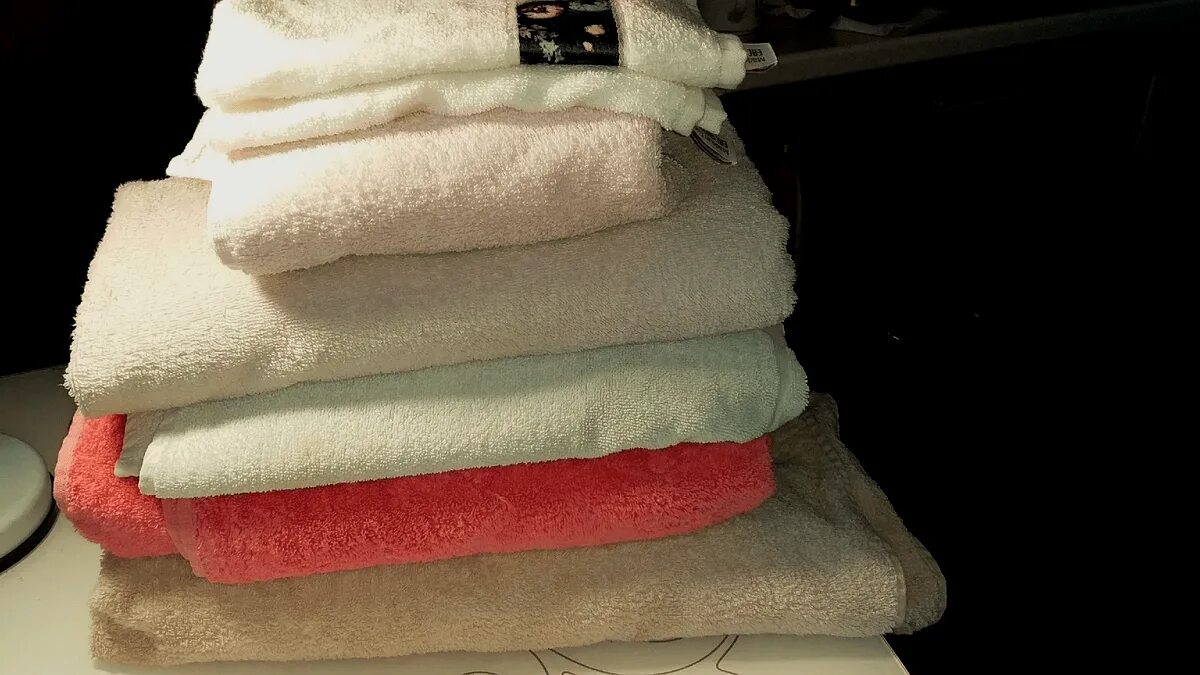 Полотенца становятся жесткими. Полотенце на доме. Мягкое полотенце после стирки. Махровые полотенца стали серыми и жесткими. Махровое полотенце стало жестким.