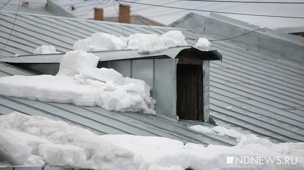 Катер под сугробами. Картинка башкой в сугроб.