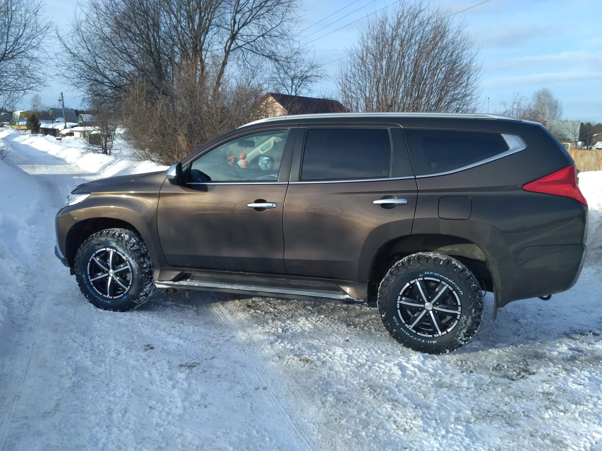 Паджеро спорт размер шин. Mitsubishi Pajero Sport 2020 колеса. Диски r17 Mitsubishi Pajero Sport 2. Грязевые колеса на Mitsubishi Pajero Sport 3. Митсубиси Паджеро спорт грязевой.