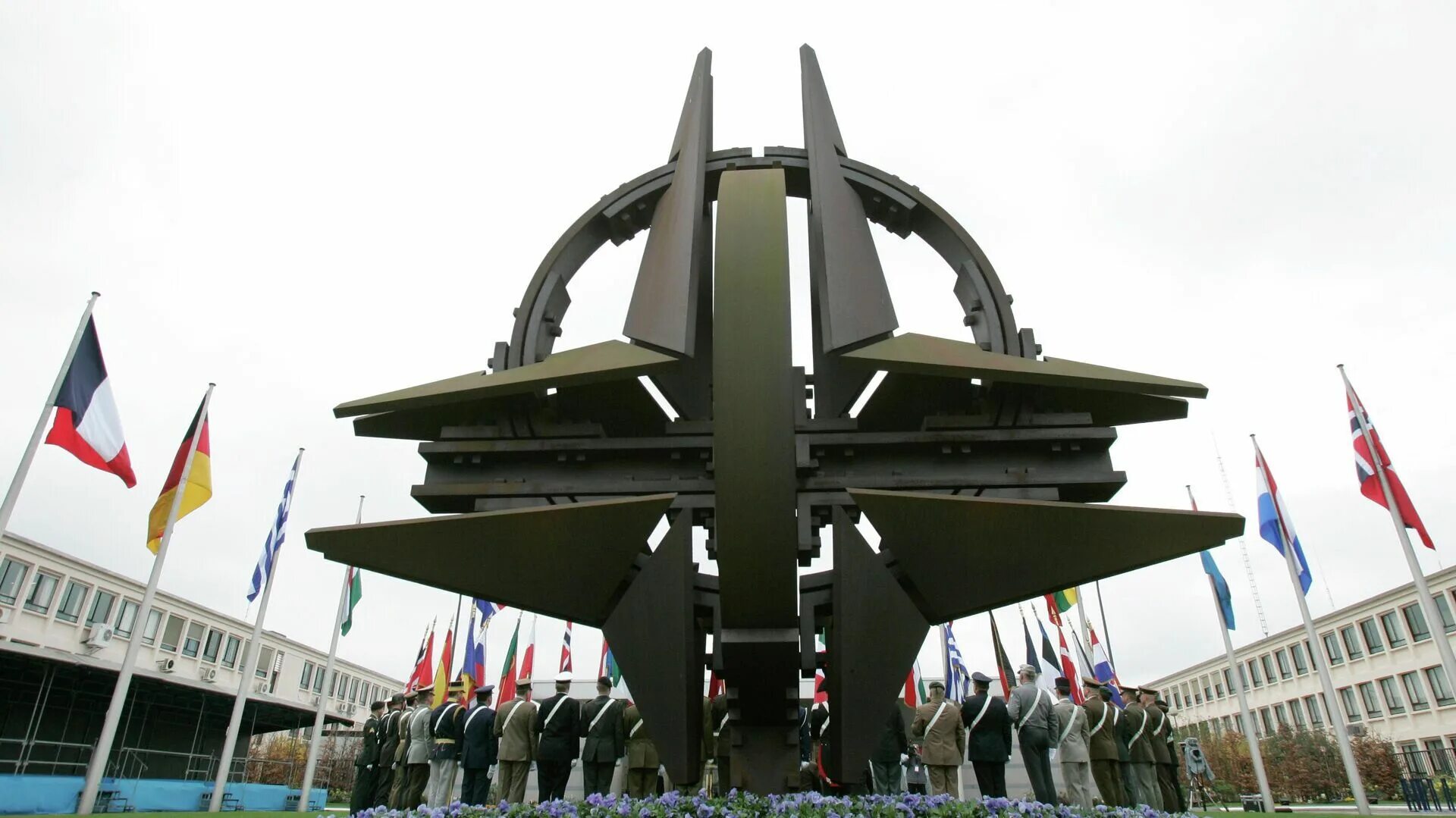 Нато санкт петербург. Штаб-квартира НАТО В Брюсселе. Памятник НАТО В Брюсселе. Штаб НАТО В Брюсселе. Международный военный штаб (МВШ) НАТО.