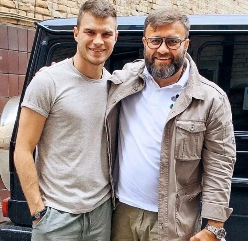 Пореченков биография дети. Михаил пореченков. михаил пореченков сын владимир любимцев. михаил пореченков и его сын. михаил пореченков 2025.