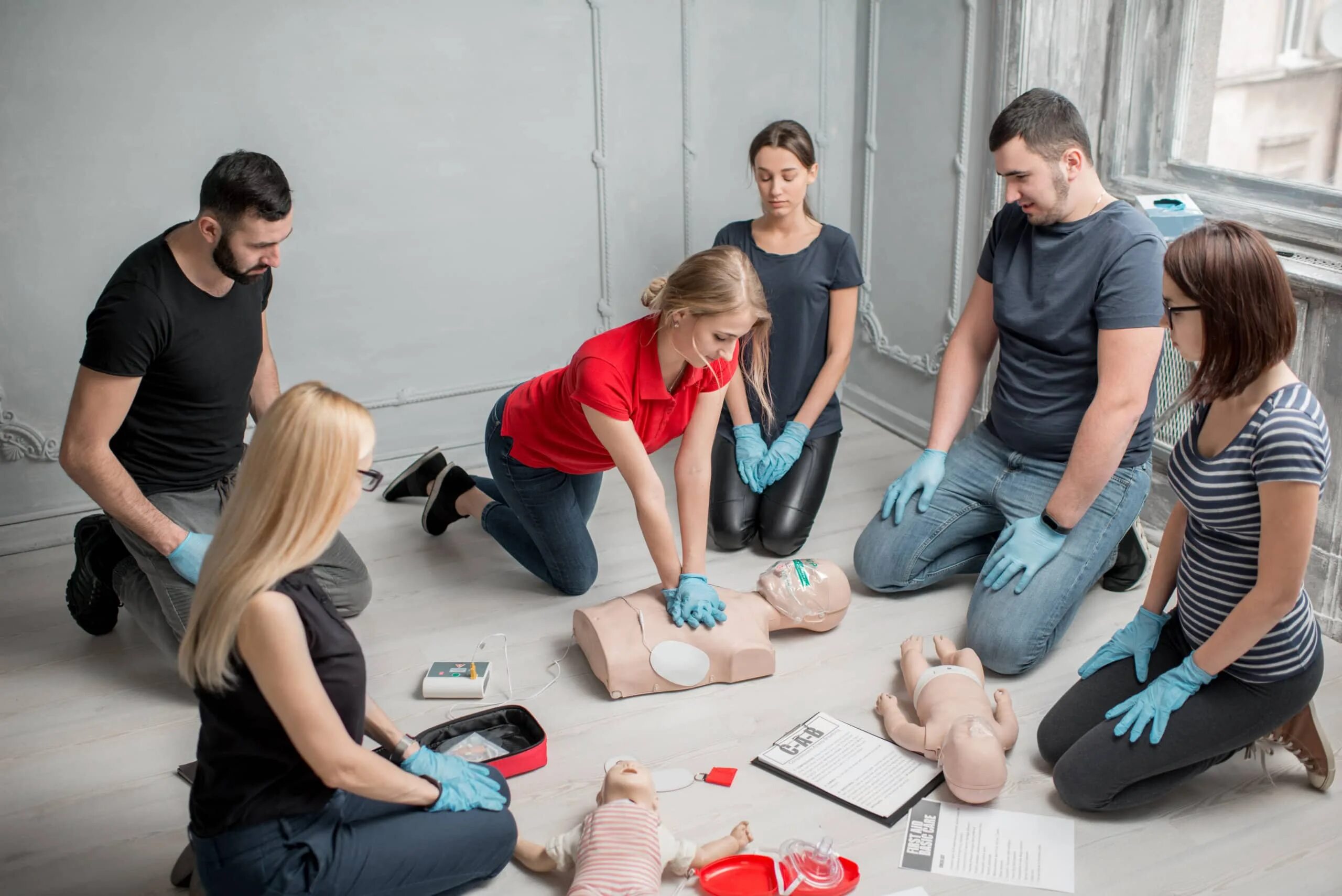 Стоковое изображение людей на мастер классе. Занятие оказание первой помощи. Обучение первой помощи. CPR группа. Конкурс первая помощь