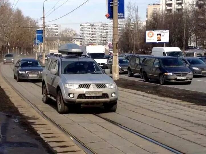 Штраф с камеры за езду по трамвайным путям. Такси едут по трамвайным путям. Пересечение сплошной и трамвайных путей Екатеринбург. Можно ли ехать на трамвайных путях.