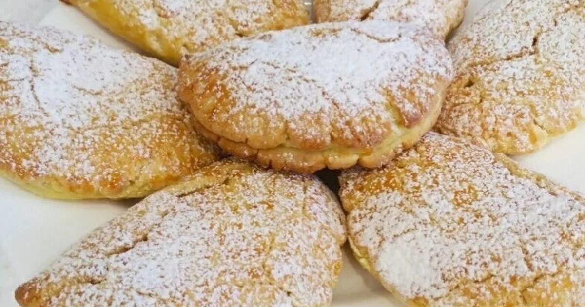 Песочные сочники с творогом рецепты классический. Печенье сочники. Сочники. Печенье сочники с творогом. Песочные сочники с творогом рецепты классический.