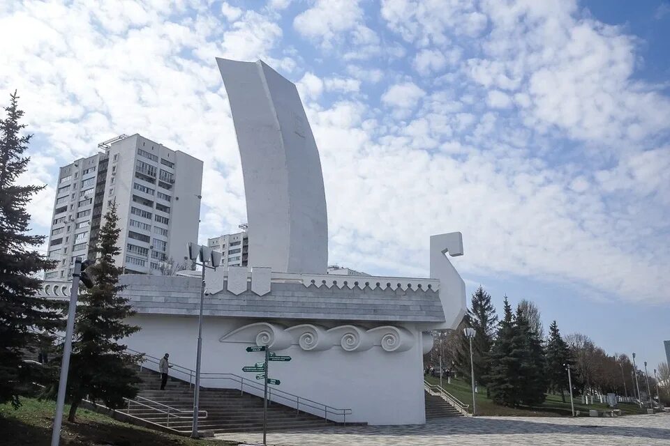 Памятник ладья. Достопримечательности Самары Ладья. Ладья на набережной в Самаре. Памятники Самары стела Ладья.