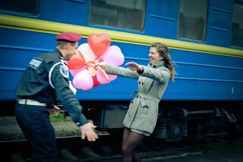 Ближайший приезд. Встреча на вокзале. Встреча парня с армии. Встреча солдата с поезда. Встреча солдата с армии на вокзале.