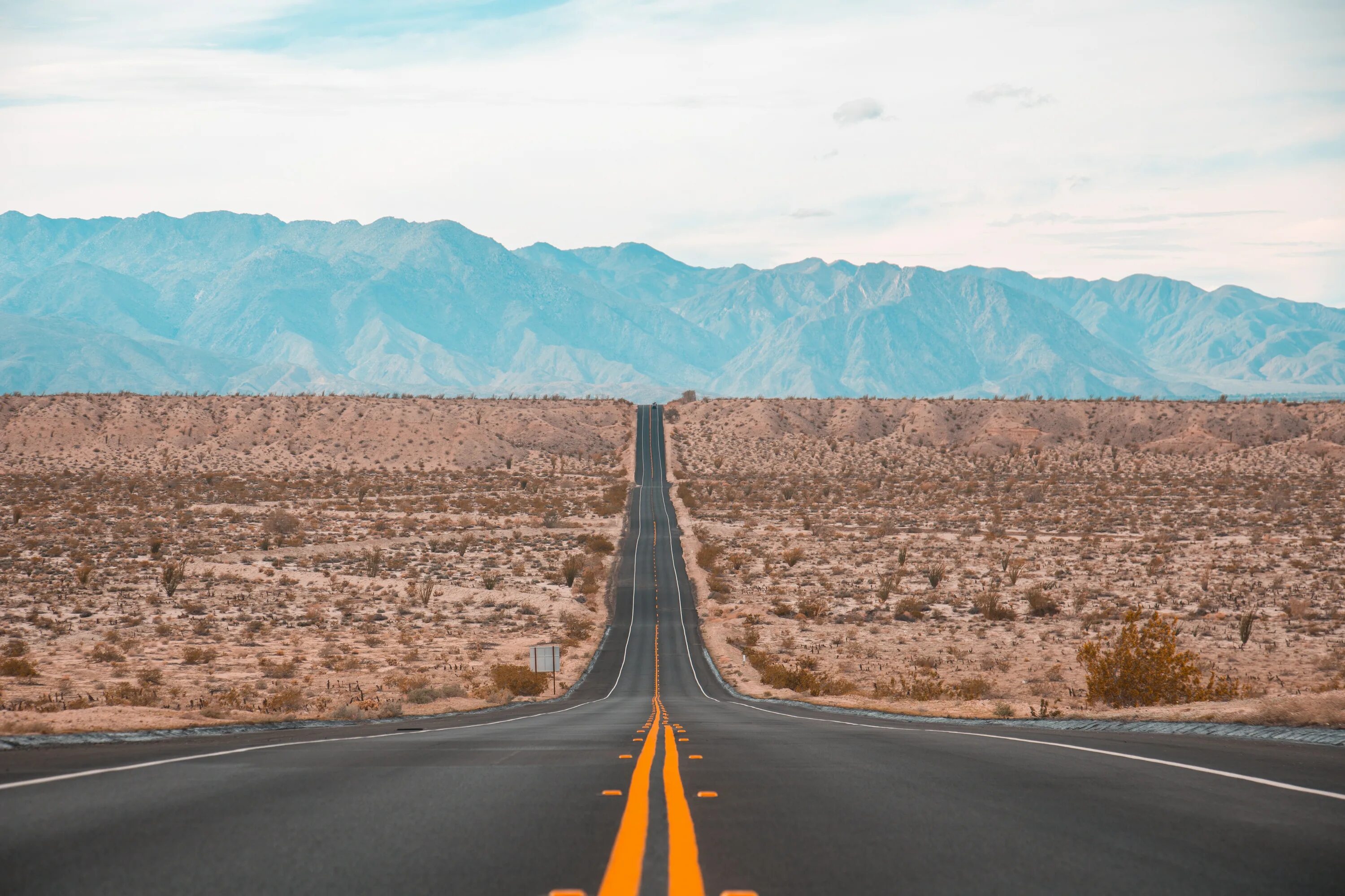 Прямая дорога. Прямая дорога в пустыне. Дорога в пустыни вид сверху. Фон дорога. Дорога спереди
