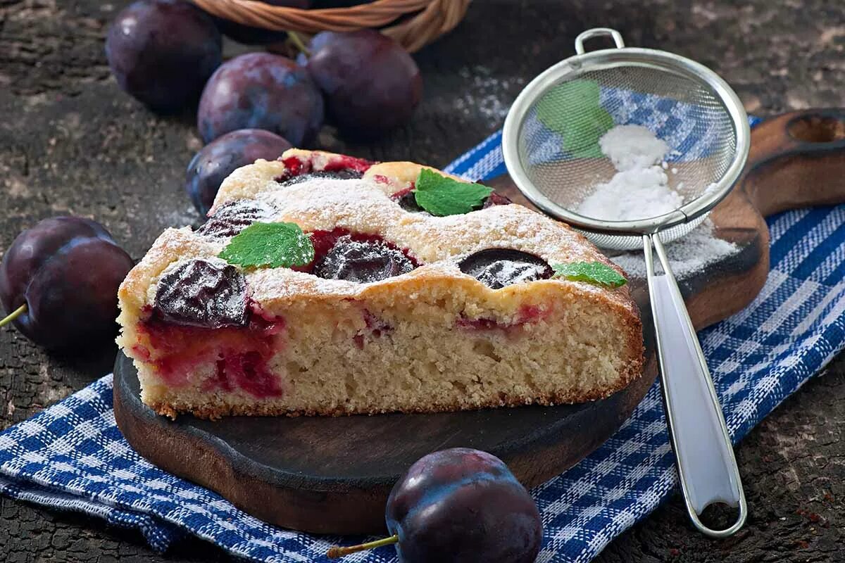 Можно ли рядом со сливой. Сливовый пирог. Вкусный сливовый пирог. Торт слива. Пирог со сливами.