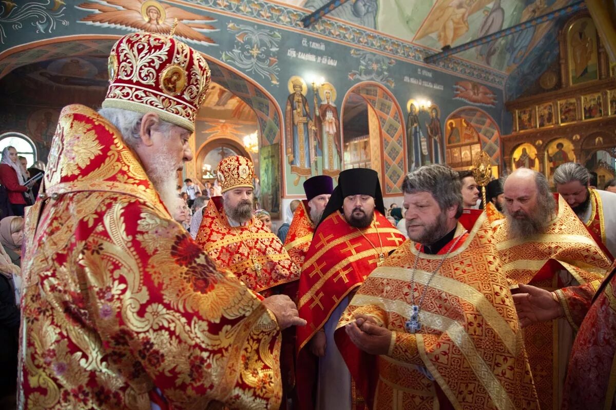 литургия апостола иакова чинопоследование. божественная литургия картинки. иеромонахи свято-воскресенского монастыря в самаре. молодежная божественная литургия. незавершенная литургия.