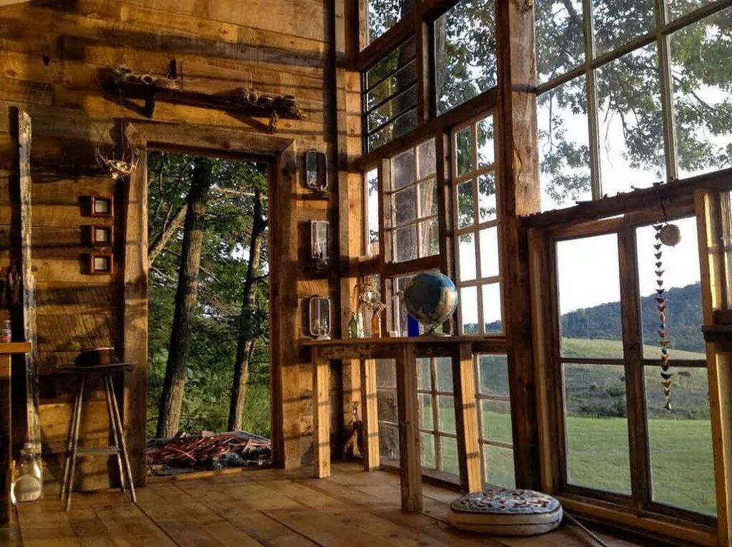 Дом окнами мастерская. Джон Лэнган "дом окон". Старинные окна. Деревянный дом с панорамными окнами. Необычные деревянные окна.