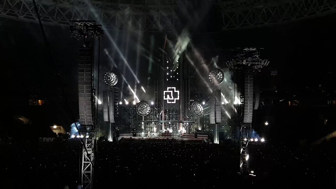 Рамштайн москоу. Rammstein live in moscow 2019. rammstein live moscow. сцена rammstein 2019 в москве. рамштайн лужники 2019 поцелуй.