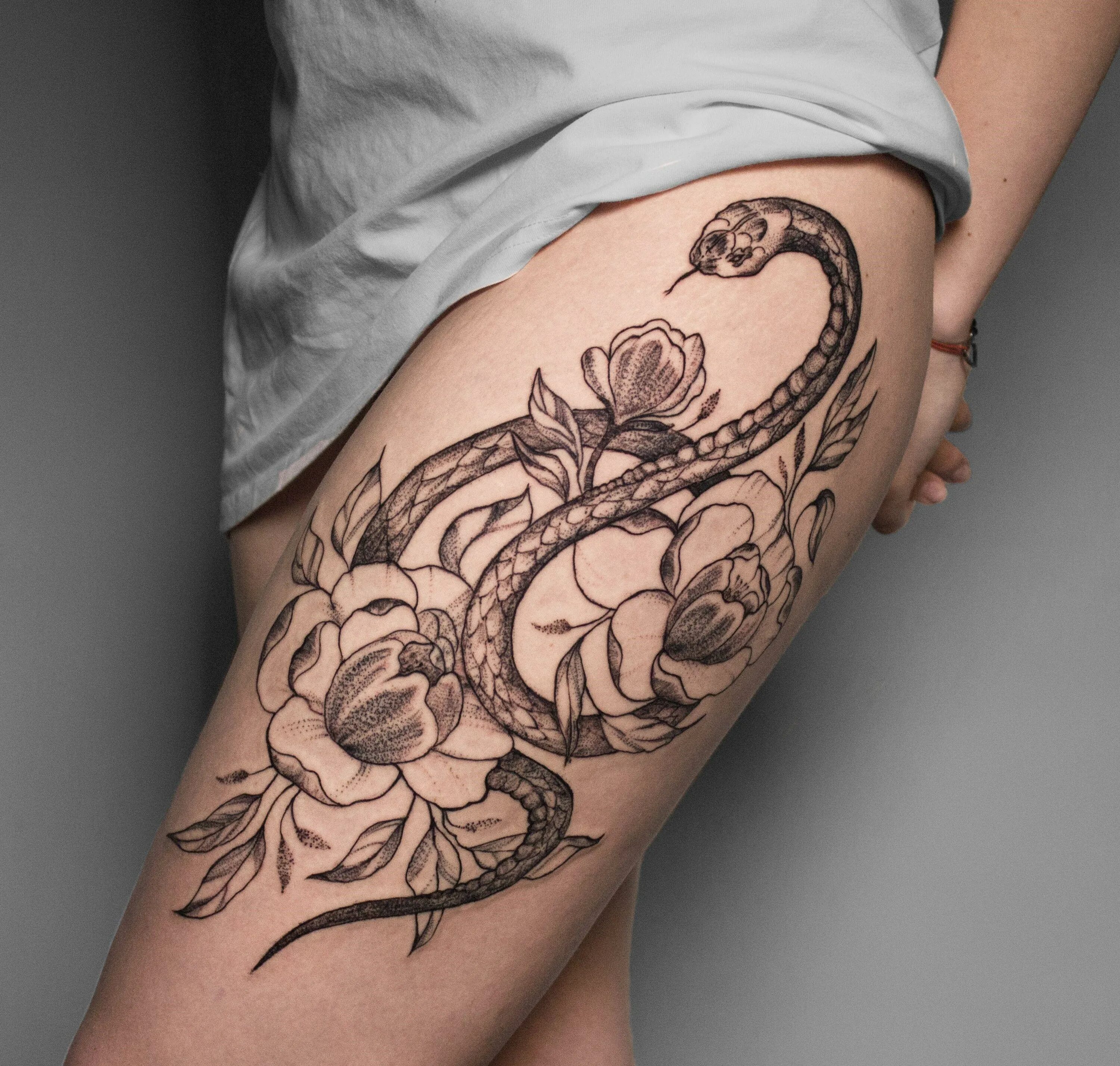 Тату змеи для девушек. Тату змеи на бедре. Тату змея. Тату змея на ноге для девушек. Тату змея на боку.