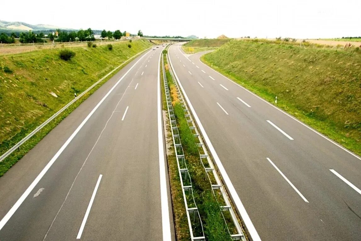 Четырехполосная дорога Тюмень Тобольск. Автомагистраль с разделительной полосой. Четырехполосная дорога. Разделительная полоса на дороге.