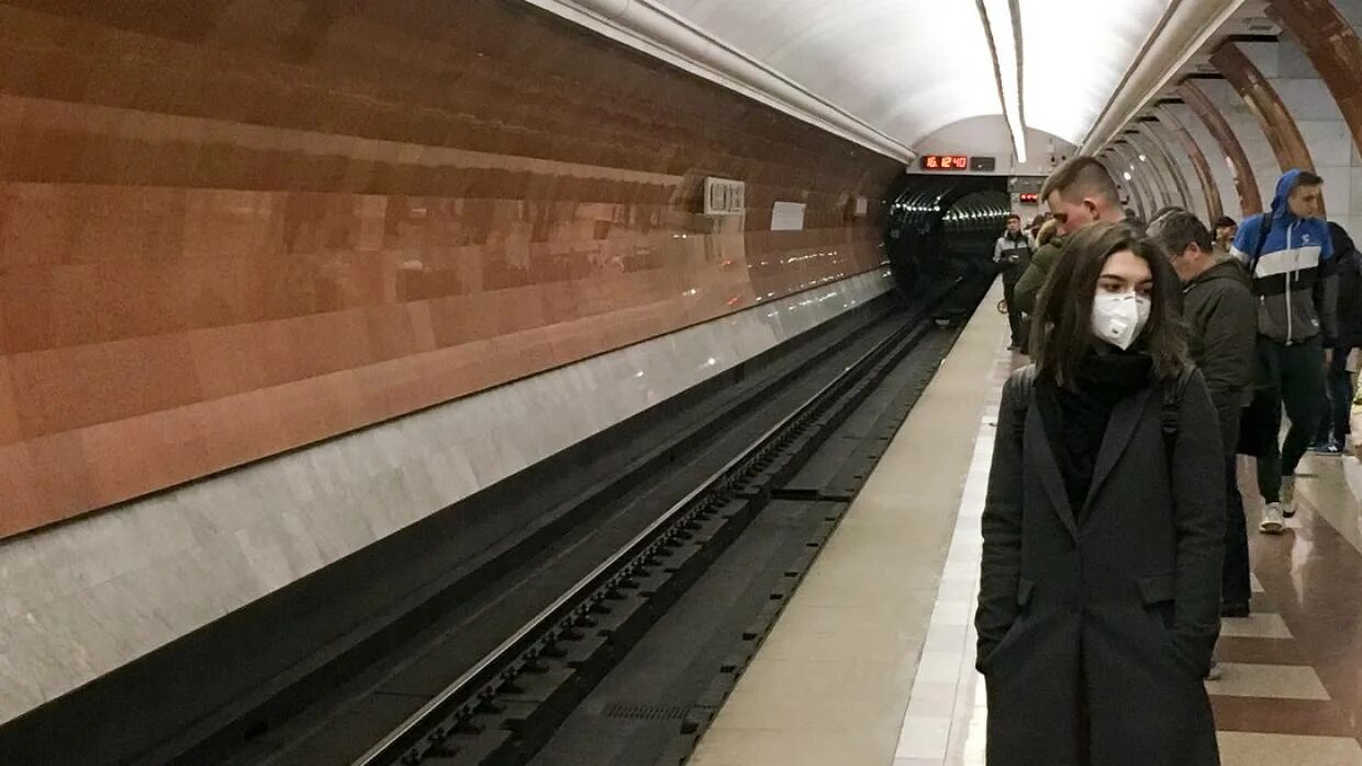 Платформа метро. Меры безопасности в Московском метро. Полиция в метро. Московский метрополитен 2022.
