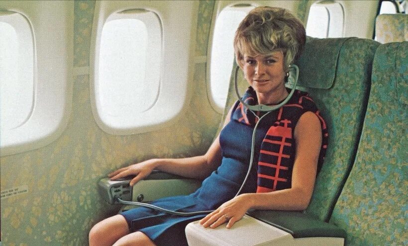 Самолет пожилые люди. Салон самолета 1970. Самолеты 1970 годов. Старая дама в самолете. Салон самолет 1970 годов.