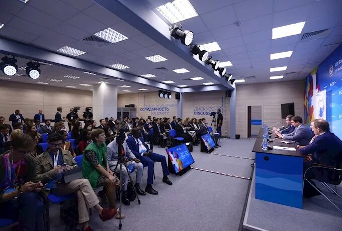 Медиацентр сириус сочи. Зал медиацентра. Главный медиацентр олимпийских игр в сочи. Аудитория в мисис институт. Зал пленарных заседаний сочи сириус.