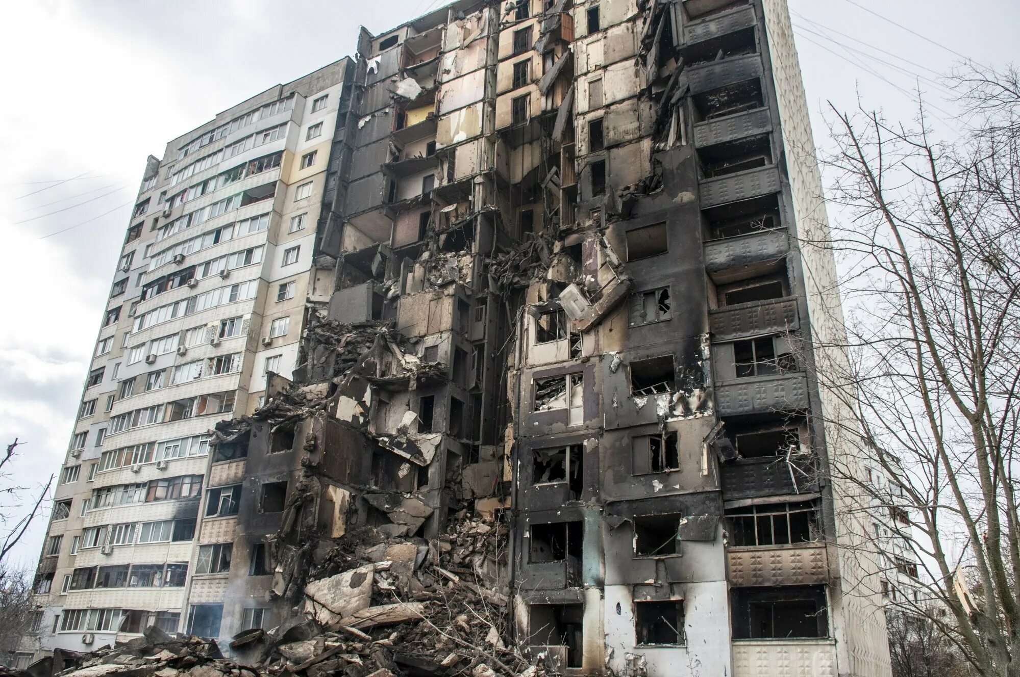 Попадание в жилой дом. Разрушения на украине. удары по жилым домам на украине. удар по жилому дому в харькове.