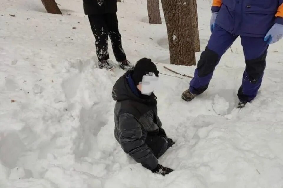 Застревают в сугробах. Головой в сугроб. Застрял в сугробе. Ребенок в сугробе.