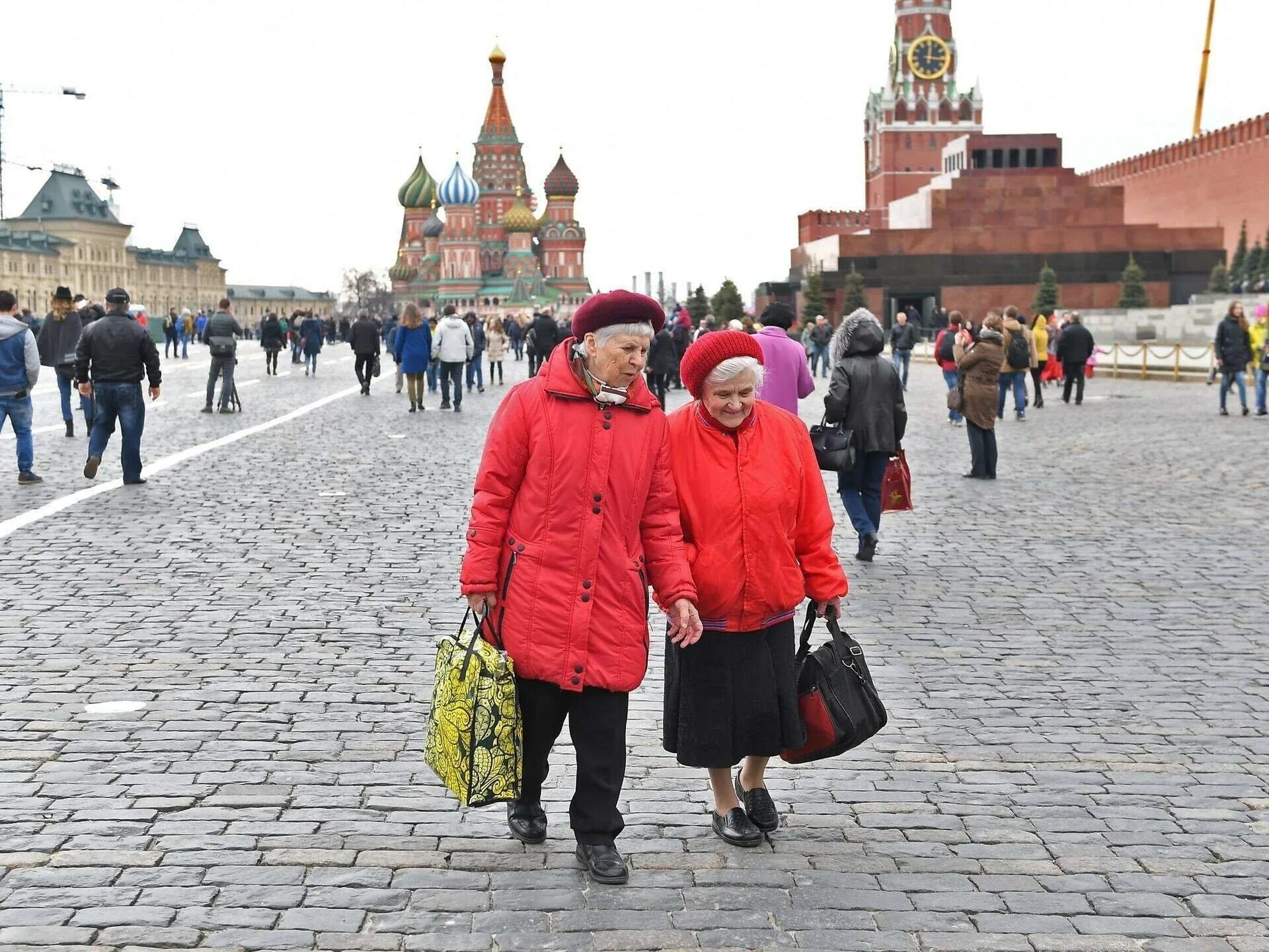 Пенсии московских пенсионеров. Жители Москвы. Пенсионеры в Москве. Пенсионер на красной площади. Москвич на красной площади.