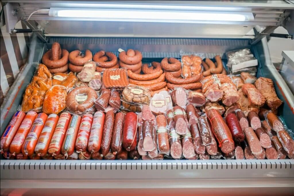 Мясокомбинат квартиры красноярск. Карасукский мясокомбинат. колбасный павильон. колбасный рынок. холодильник мясокомбината.