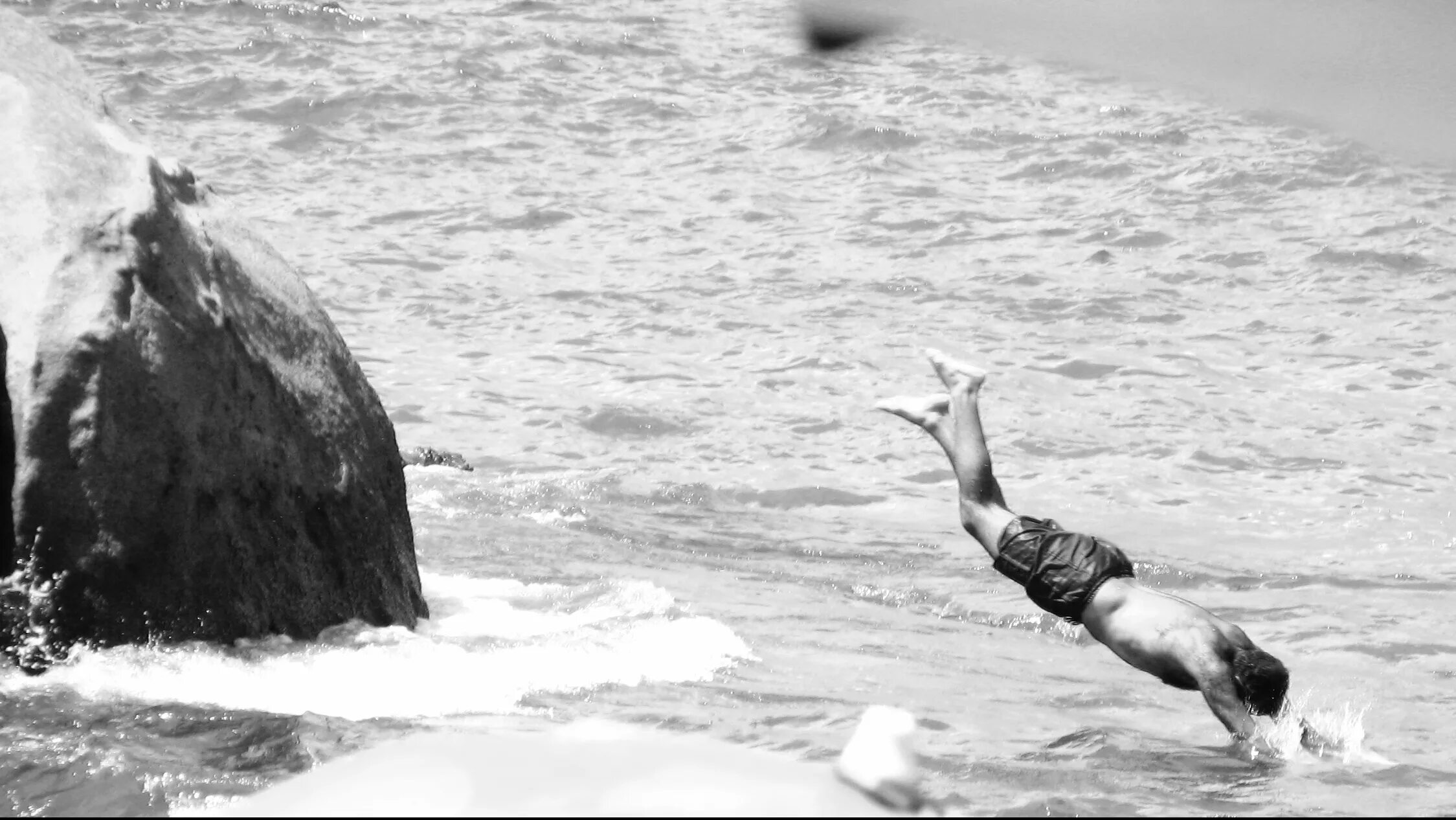 Прыжок волна. Люди на пляже фото. Человек Splash. Племя падающих волн.