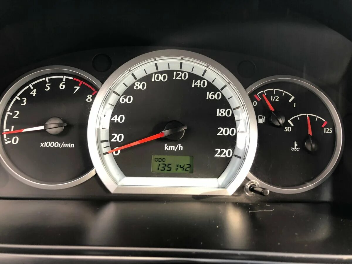 Не работает тахометр шевроле. Датчик спидометра шевроле лачетти. Не работает тахометр шевроле. Шевроле лачетти индикатор тормозной. Приборка шевроле орландо.