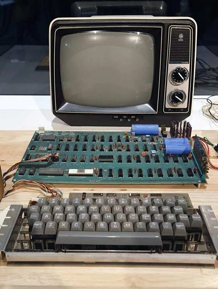 Apple ii 1977. 1951г. терминал videoton 340. компьютер эппл 1976. юнивак 1951.