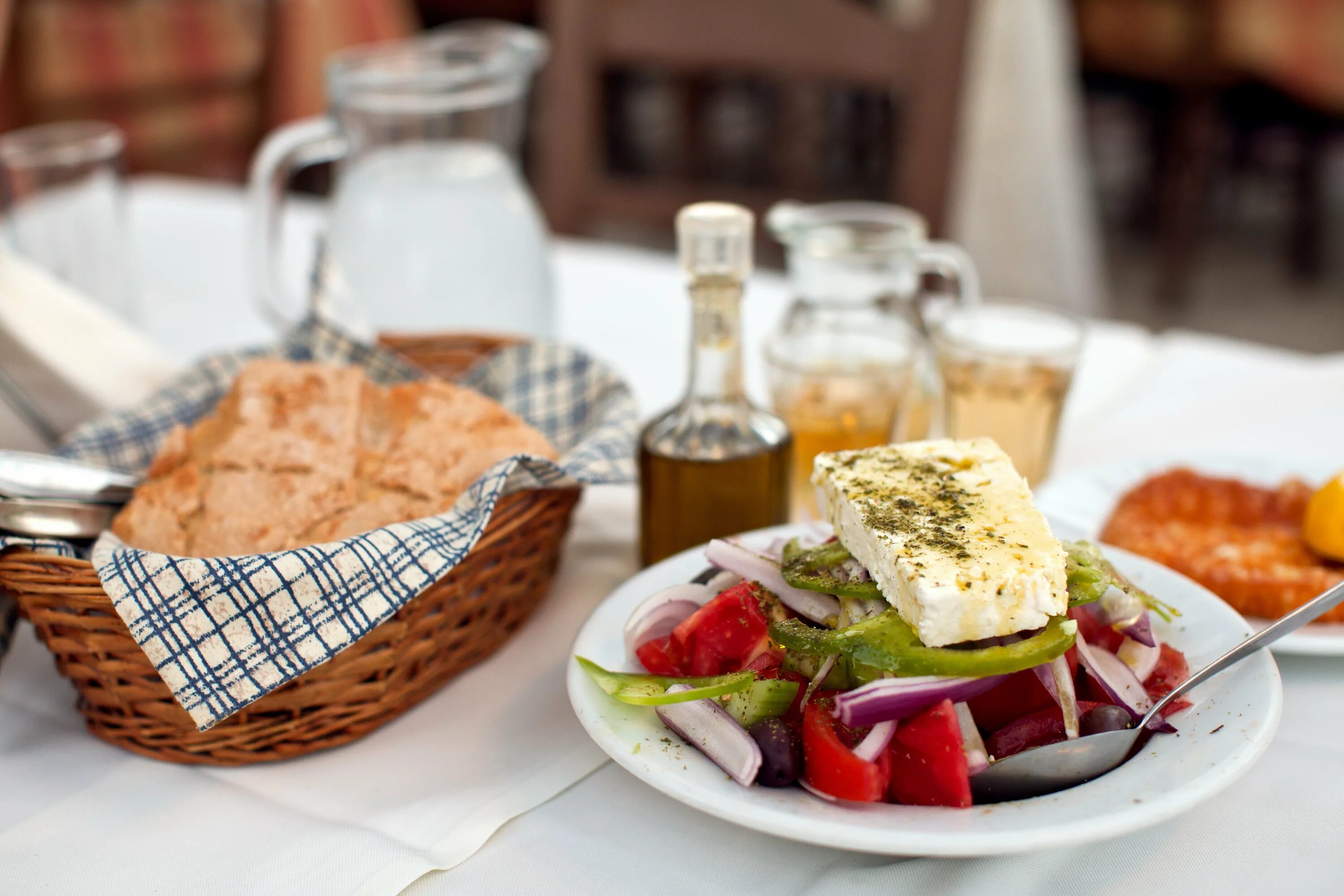История кухни греции. Греческая кухня. Блюда греческой кухни. Блюда в греческой таверне. Греческая кухня традиционные блюда.