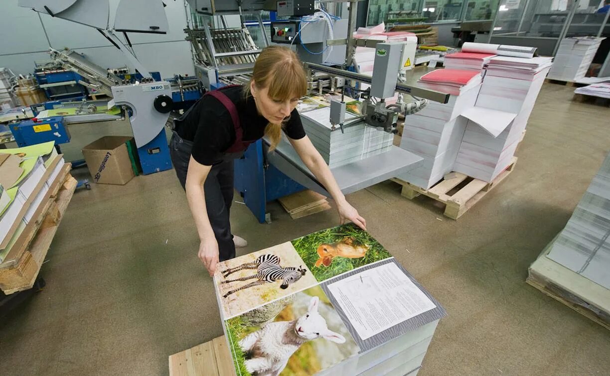 Современная типография. Типография цех. Упаковщик полиграфической продукции. Упаковщик в типографию. Типография гарант