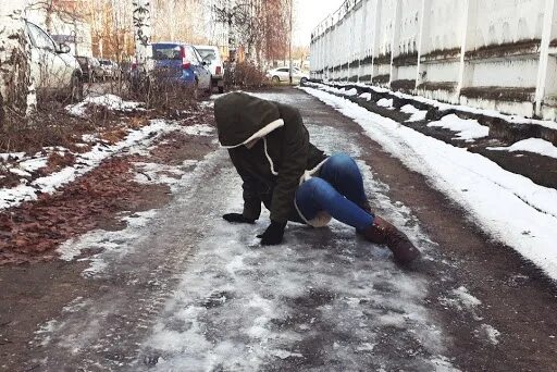 Там скользко. Скользкая дорожка. скользкие ступеньки. скользко ходить. скользкая крыша зимой.