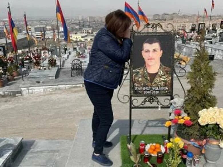 Мать погибшего солдата. Мать погибшего солдата в Ереване. Звонит матери погибшего солдата. Матери погибших бойцов