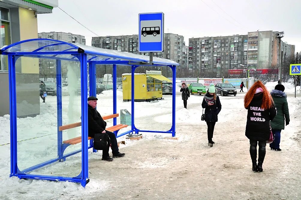 Остановки мурманск троллейбус. Остановки в Мурманске. Остановка автобуса. Остановка на остановке общественного транспорта. Автобус на остановке фото.