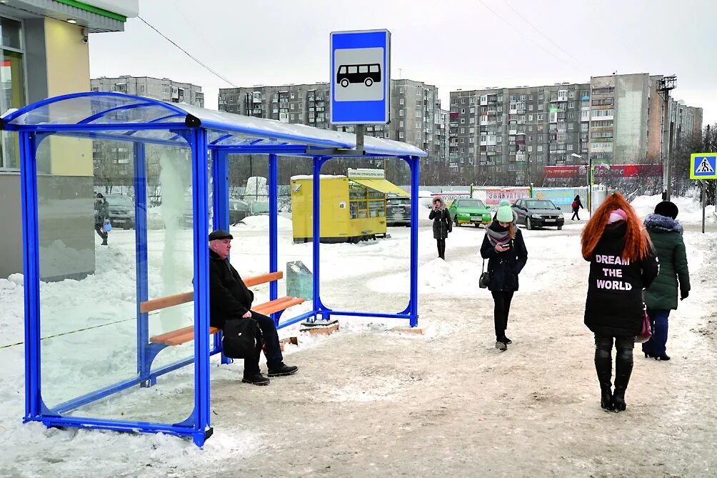 Остановки в Мурманске. Остановка автобуса. Остановка на остановке общественного транспорта. Автобус на остановке фото. Остановки мурманск троллейбус