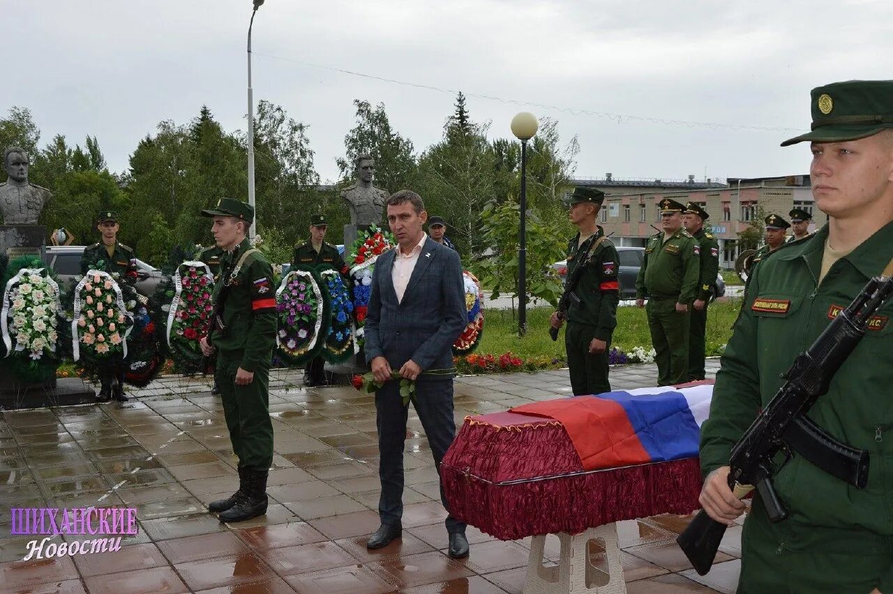 Военнослужащий. Памятники солдатам погибших на сво.