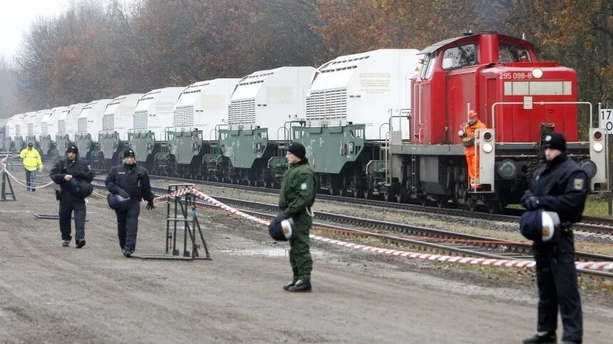 До отхода поезда оставалось всего несколько. Вагон для перевозки ядерных отходов. поезд с ядерными отходами. вагон для перевозки радиоактивных материалов.