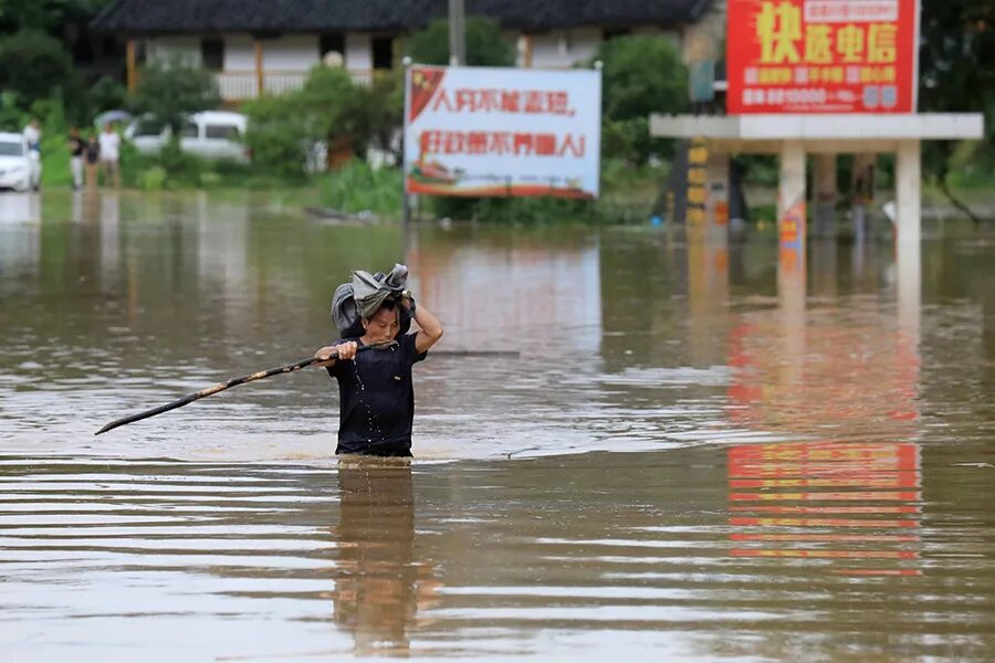 Ветер в китае. Китай метро наводнение. Потоп в Китае. Наводнение и паводки Китая Китая. Наводнение в Китае 1998.