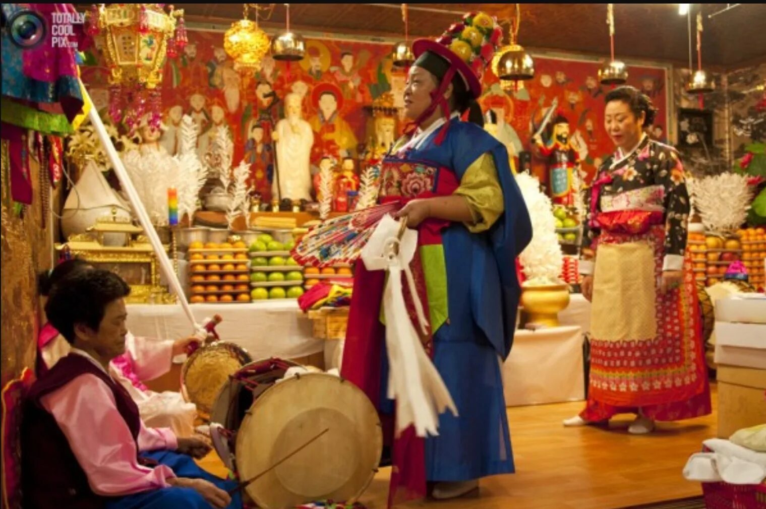 Религии в корее шаманизм. Песни шамана в корее. Шаманизм в корее. Корейская шаманка. Шаманизм в корее.