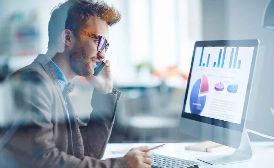 Системное администрирование. Информациоонные системы. Мужчина в офисе. It специалист. Человек за компьютером.