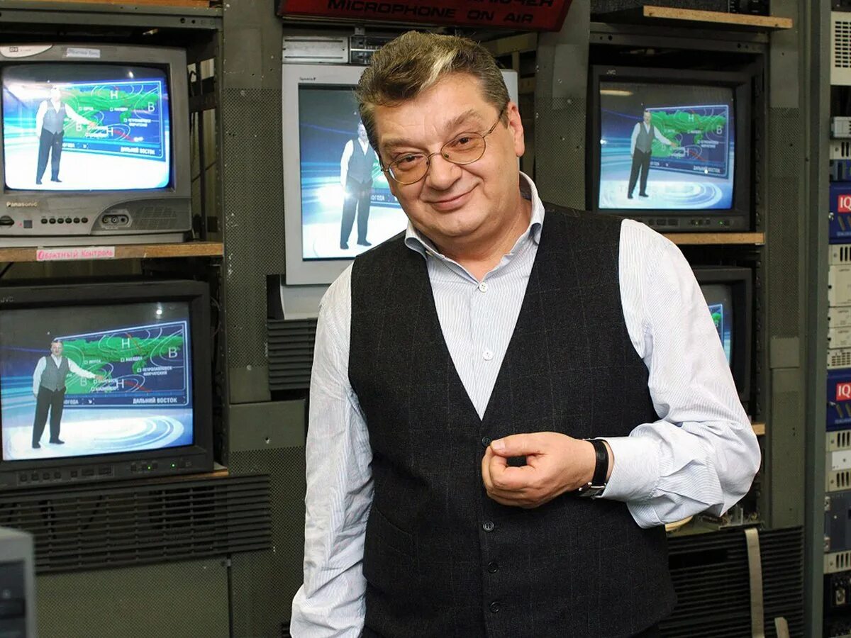 Александр беляев телеведущий. Иван ургант шоу вечерний ургант. Александр беляев нтв 2020. Ведущий телепрограммы рассказывающий о погоде сообщил. Диктор прогноза погоды.