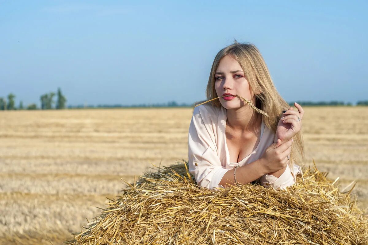 Запах травы. Дышишь ароматом. Восприятие аромата. Девушка в руках цветы нюхает. Несвежее дыхание.