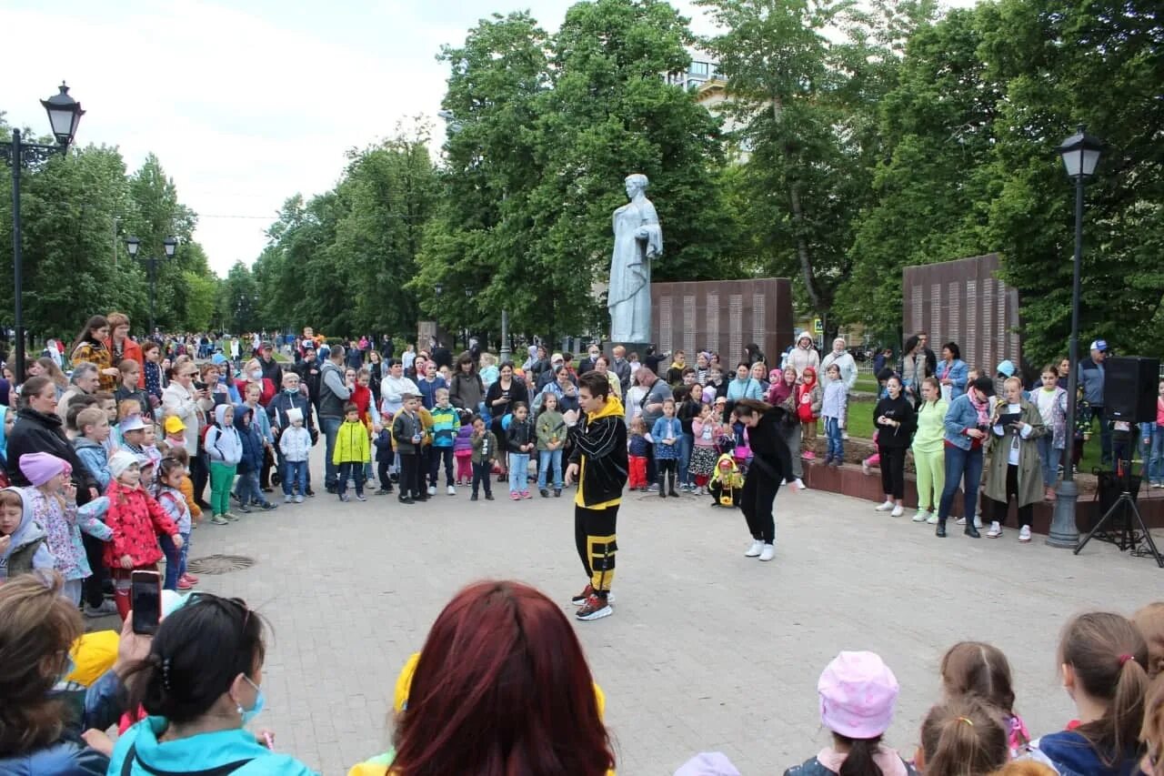 Провели на 1 июня. День защиты детей в Боровском. День защиты детей Багаевский район. День защиты детей отметят в Черемушках. В Серове на площади ДКМ отпразднуют день защиты детей.